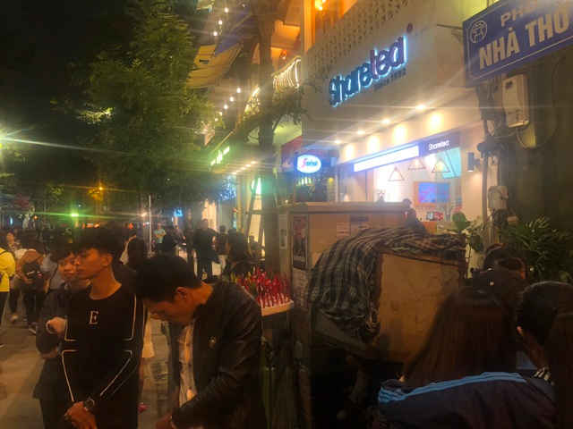 Khu vực dẫn vào Nhà thờ Lớn đông nghịt người dân đổ về vui đón Giáng sinh