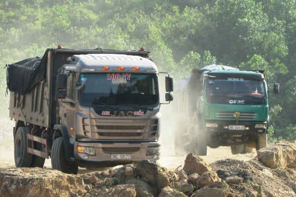Thực hiện bốc xếp hàng hóa quá khổ, không đúng tải trọng cho phép