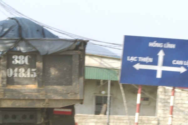 Vận chuyen đất ra ngoài địa bàn cho phép để bán trục lợi