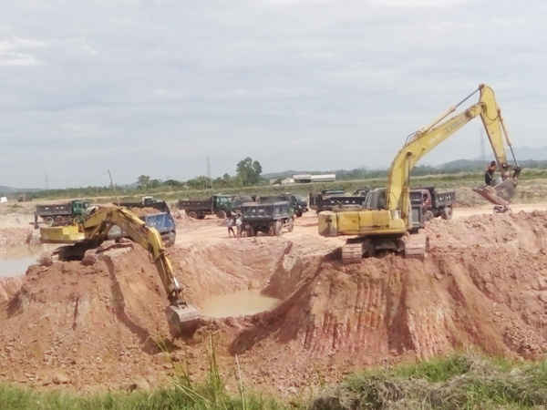 Hoạt động khai thác đất của Công ty Tuấn Đạt cung cấp nguyên liệu cho nhà máy gạch dưới danh nghĩa phục vụ xây dựng NTM