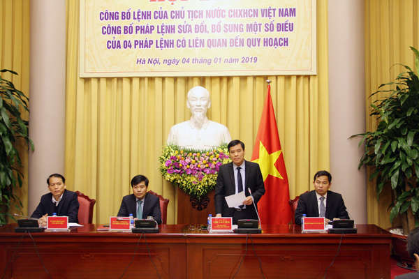 Ông Chu Văn Yêm – Phó Chủ nhiệm Văn phòng Chủ tịch nước cùng đại diện Văn phòng Quốc hội, Ủy ban pháp luật của Quốc hội và Bộ Kế hoạch và Đầu tư đồng chủ trì họp báo