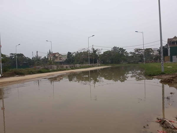 Đoạn đường bị “tắc” gây đọng nước, ô nhiễm môi trường