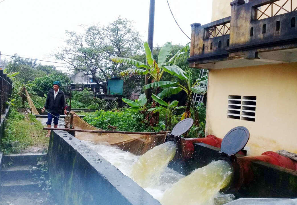 Cán bộ tại trạm bơm xã Quảng An tích cực vận hành trạm, nhằm đấu úng cứu hàng chục hecta lúa trên địa bàn khỏi nguy cơ ngập