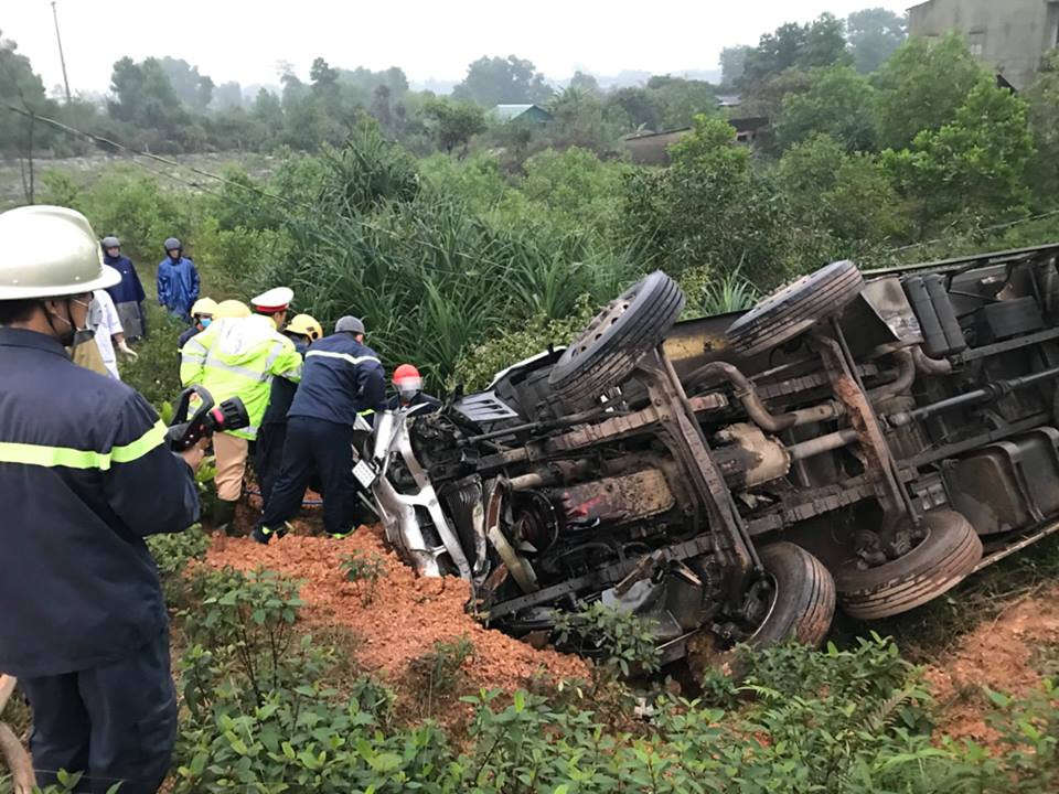 Lật xe tải khiến 3 người thương vong2