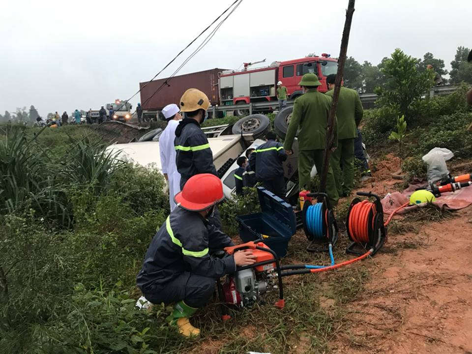 Lật xe tải khiến 3 người thương vong3