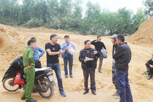 Ông Lê Nam Sơn- Chánh Thanh tra Sở TN&MT (người mặc áo đen cầm tờ giấy) trực tiếp cùng lực lượng tham gia xử lý