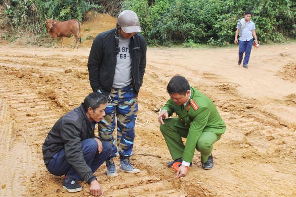 Lực lượng công an tiến hành xác minh chứng cứ đối với phương tiện hoạt động khai thác đất trái phép