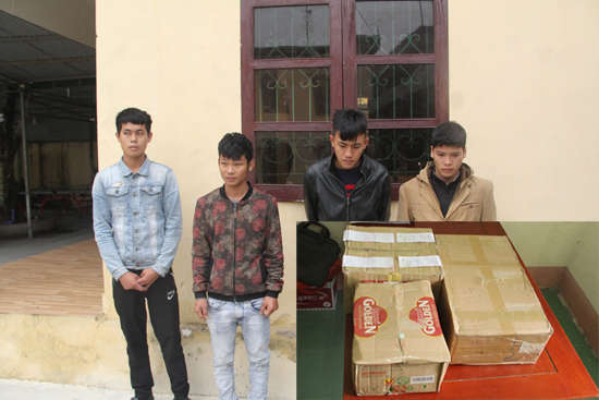 Các đối tượng Giới, Khanh, Đoàn, Minh và tang vật thu giữ.