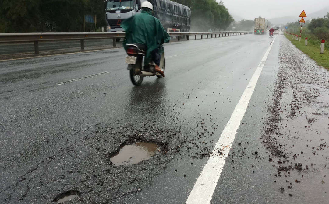“Ổ gà” xuất hiện nhan nhãn trên mặt đường