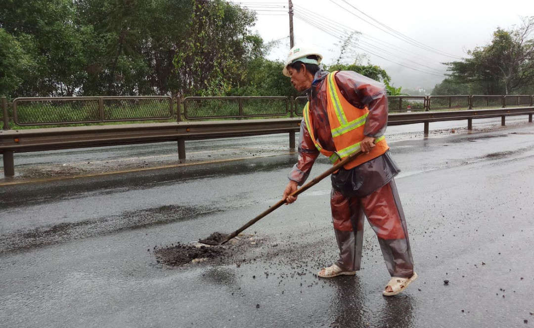 Các công nhân sửa chữa đường một cách tạm thời…