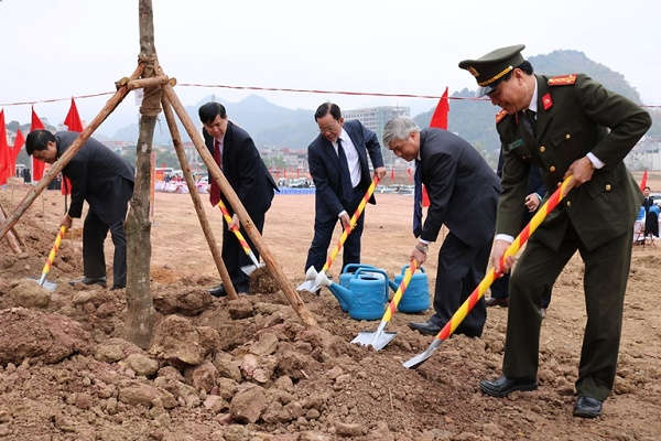 Các đồng chí lãnh đạo tỉnh Sơn La phát động Tết trồng cây Xuân Mậu tuất 2018