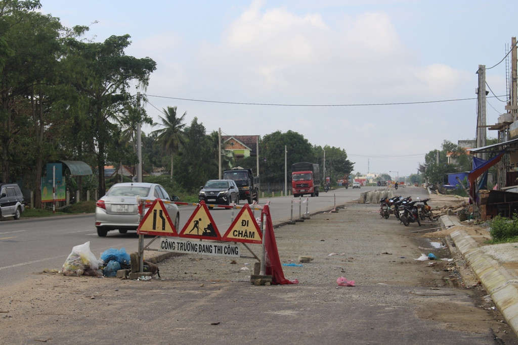 Việc đi lại của người dân sống hai bên đường hết sức khó khăn