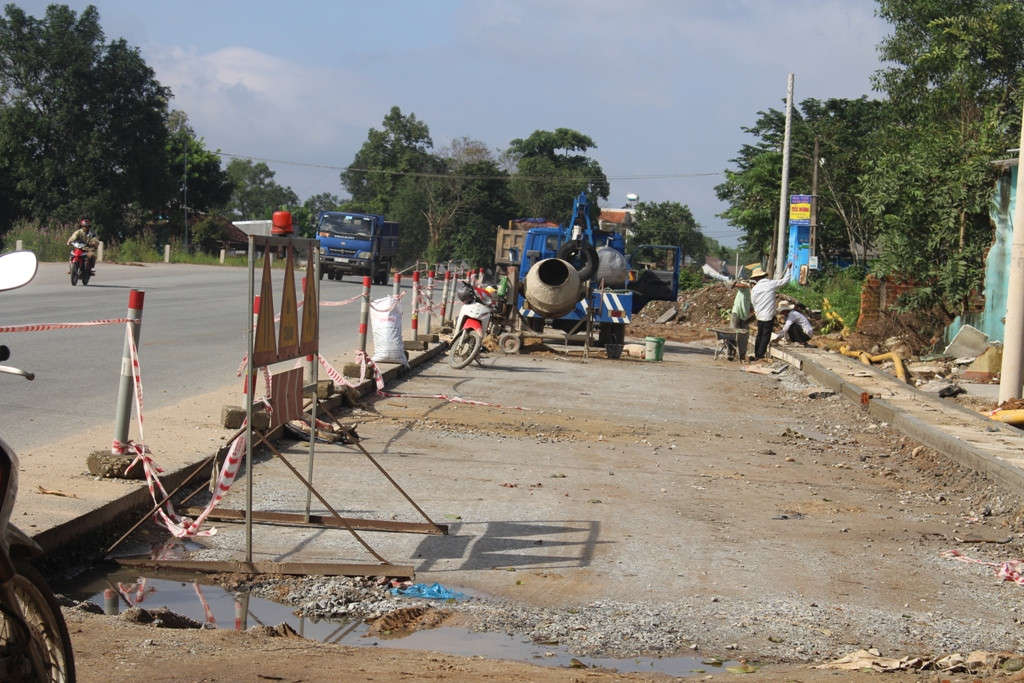 Hai bên lề đường cày xới nham nhở, sau những trận mưa lớn, nhà cửa ngổn ngang, giao thông qua lại đoạn đường này rất nguy hiểm, hàng ngày có hàng nghìn lượt xe lớn nhỏ qua lại, tiềm ẩn nguy cơ tai nạn rất cao