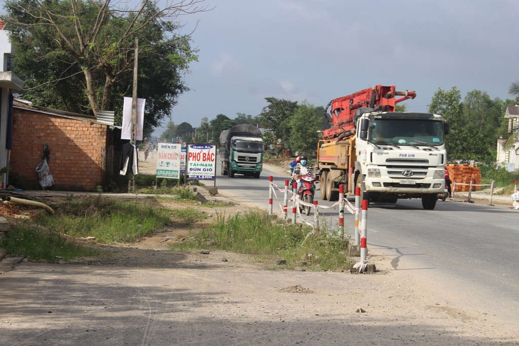 Việc buôn bán và sinh hoạt của người dân bị ảnh hưởng nặng nề