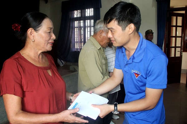 Trao tiền cho người nghèo ở Nghệ An từ nguồn chương trình 'Tết vì người nghèo”