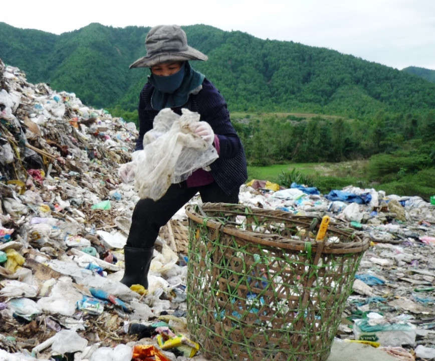 Khó có thể kể hết được nỗi vất vả, gian nan của họ, chí ít tôi gom nhặt vài ba câu chuyện, dăm bảy mảnh đời nơi triền 'núi rác' mà thôi