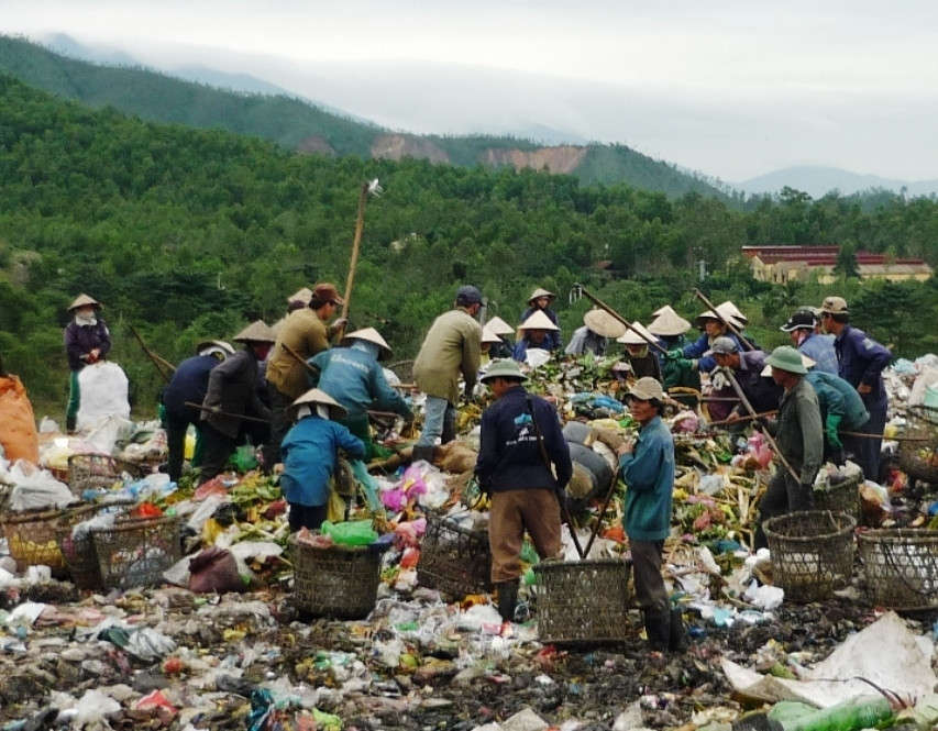 Những mảnh “đời rác” cứ thế, đi sớm về khuya, đội mưa đội nắng, vẫn những cái móc, cái cào bằng sắt, vài đôi bao tay thủng...