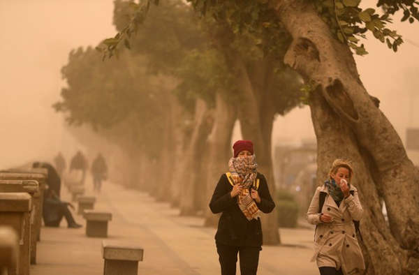 Những người phụ nữ che mặt gần sông Nile trong cơn bão cát ở Cairo, Ai Cập vào ngày 16/1/2019. Ảnh: Reuters / Mohamed Abd El Ghany