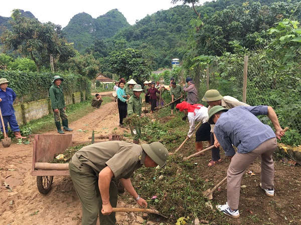 Người dân xã Hát Lót ra quân phát quang bụi rậm dọc các tuyến đường nội bản, khơi thông cống rãnh