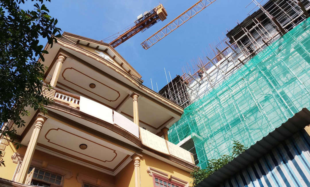 Nhà ông Bách sát bên công trình, nhiều phương tiện thi công hoạt động trên cao rất nguy hiểm