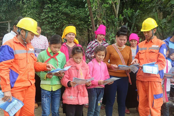 Công nhân Điện lực hướng dẫn người dân sử dụng điện an toàn,hiệu quả.
