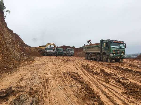 Xe ra vào chở đất tại mỏ đất Công ty Trường Phát gây ô nhiễm môi trường