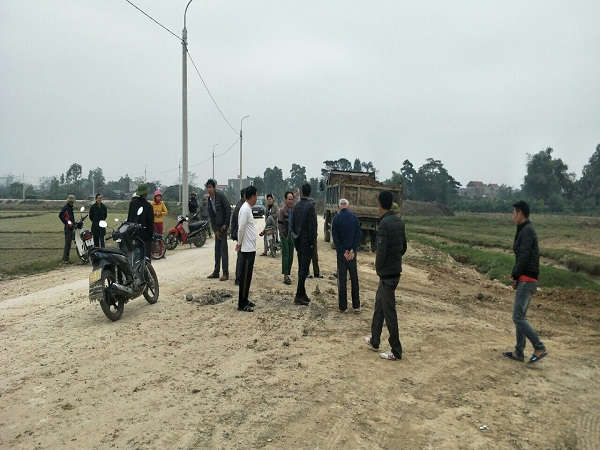 Người dân thôn Văn Vật, xã Đông Vinh kéo nhau ra đường chặn xe chở đất trái phép
