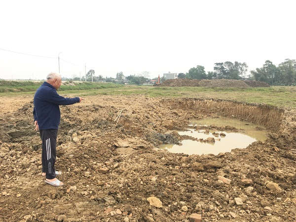 Đất tặc “đục khoét” tại khu vực đồng Bông để lại nhiều hố sâu, khiến bề mặt ruộng trở nên nham nhở
