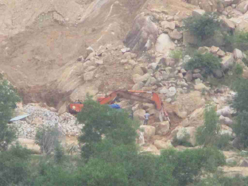Công ty CP Đá Granite Phú Minh Trọng và Công ty TNHH Tân Phước liên kết khai thác đá trái phép tại phía Đông núi Hòn Chà