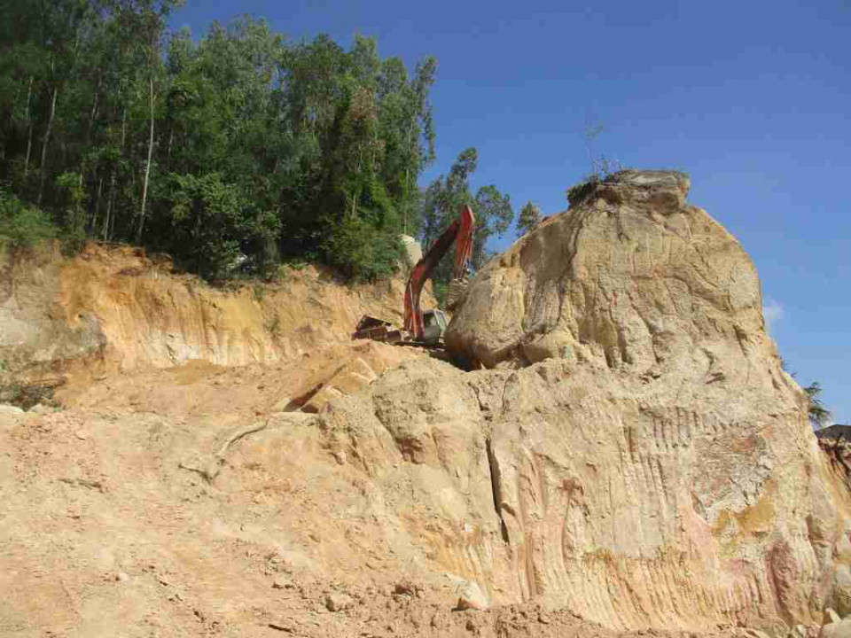 Công ty TNHH Nông Trại Xanh xin mở rộng mặt bằng xây dựng Nhà máy sản xuất viên nén gỗ xuất khẩu nhưng chỉ nhằm mục đích khai thác đá tại phía Đông núi Hòn Chà