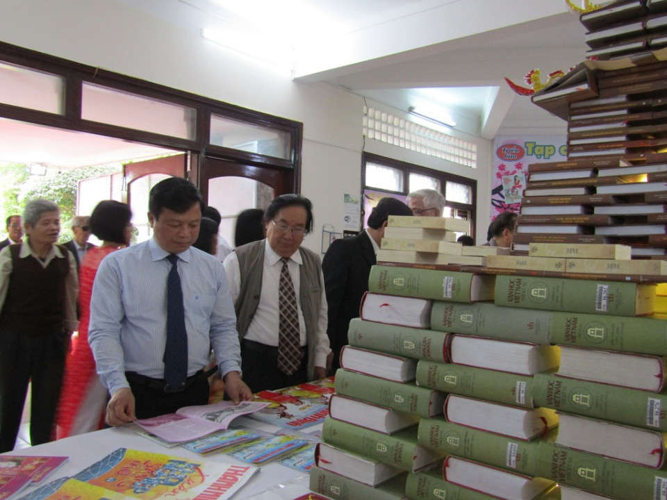 Lãnh đạo UBND tỉnh Bình Định cùng các đại biểu tham quan Hội Báo xuân Bình Định Xuân Kỷ Hợi năm 2019