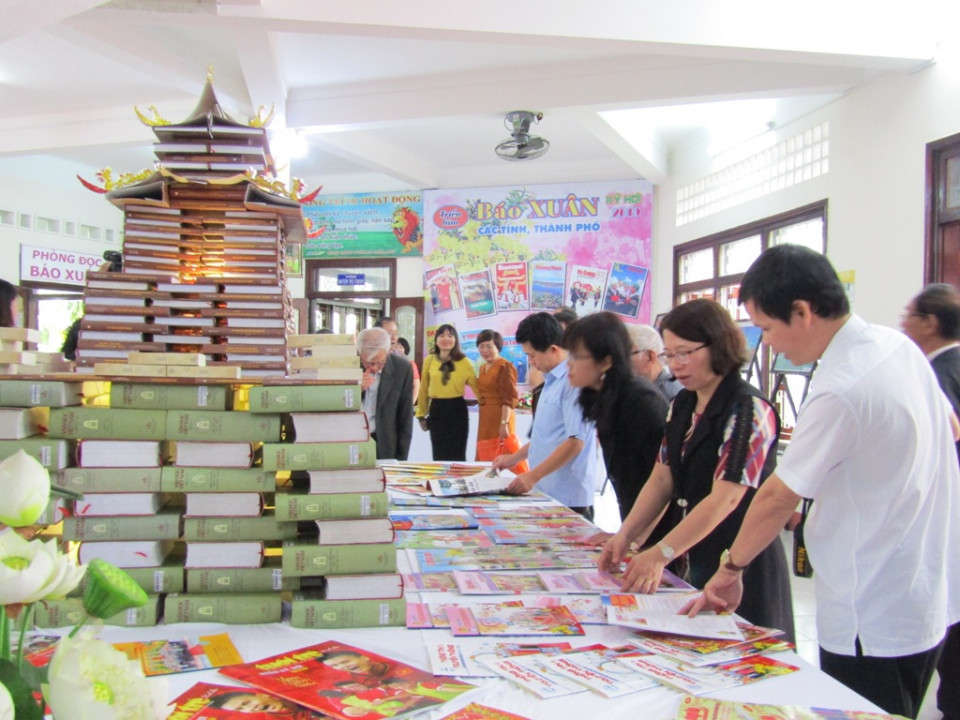 Bạn đọc tham quan khu trưng bày Hội Báo xuân Bình Định Xuân Kỷ Hợi năm 2019