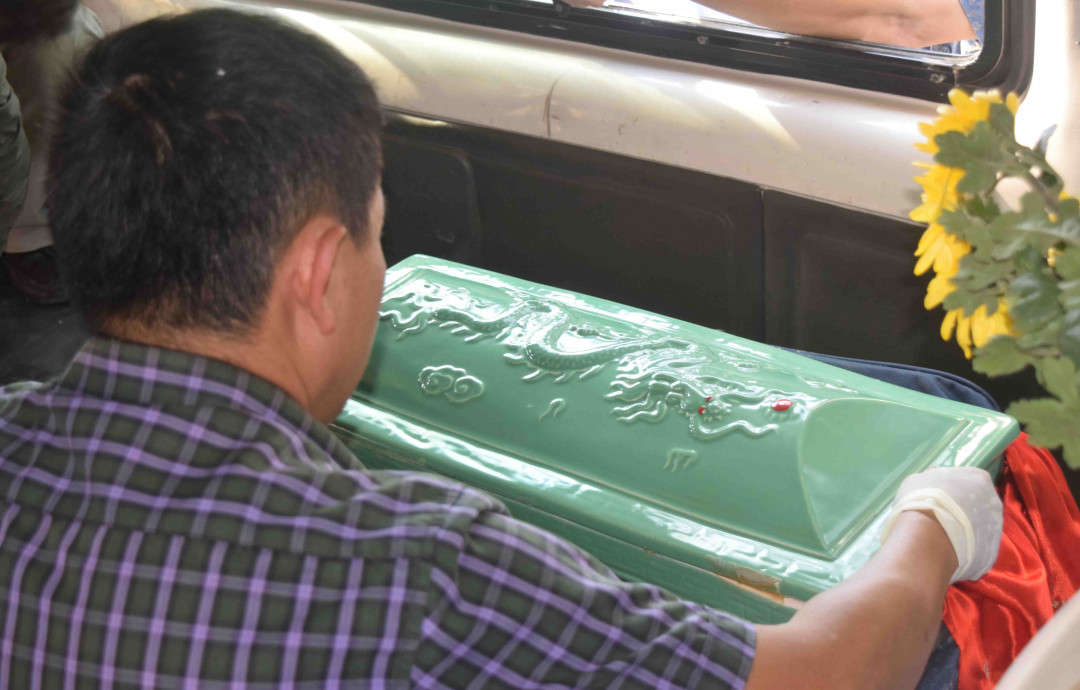 Ma túy được cho vào tiểu sành bỏ hài cốt và thuê xe tang lễ để vận chuyển