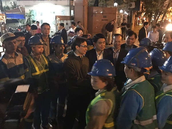 Phó Thủ tướng Vũ Đức Đam vui mừng thăm hỏi khi biết đời sống của công nhân