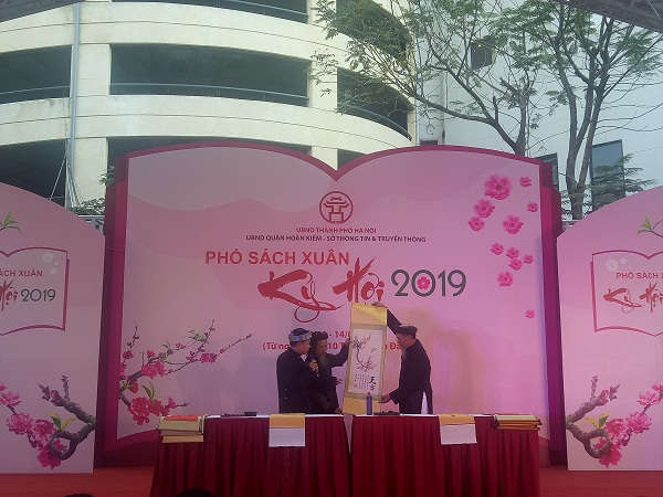 Đến đây những người yêu sách còn được tặng chữ nhân dịp đầu Xuân mới