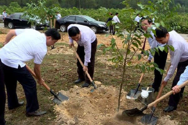 Lãnh đạo tỉnh Nghệ An và người dân trồng cây tại xã Nghi Lâm, huyện Nghi Lộc ngay sau lễ phát động