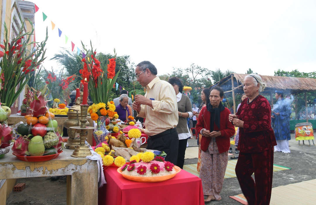 Trên bàn thờ cúng tế là những sản vật, món ăn được làm ra từ rau trồng ở ngôi làng này