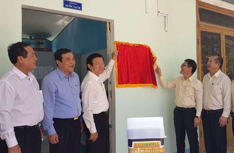 Nguyên Chủ tịch nước Trương Tấn Sang trao 152 máy lọc nước cho học sinh