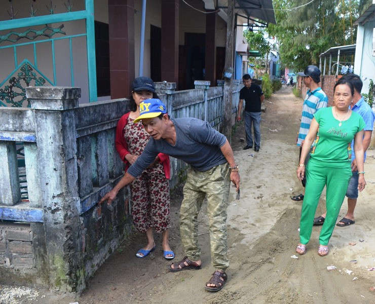 Mùa mưa đến toàn bộ khu dân cư chợ An Lương không có đường thoát nước, sống trong cảnh ngập lụt