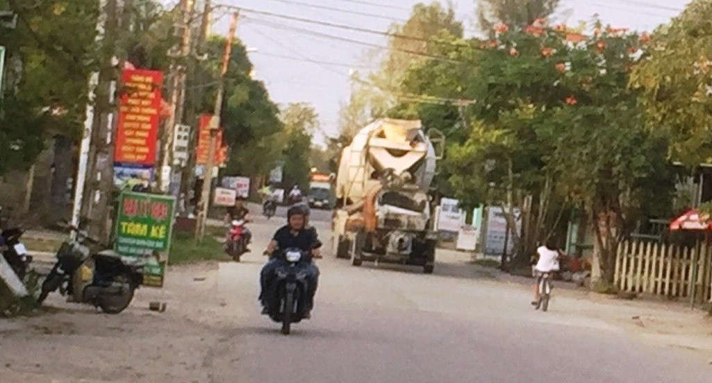 Đường hẹp các xe chở bê tông trọng tải lớn, chạy vận tốc cao gây hư hỏng đường sá