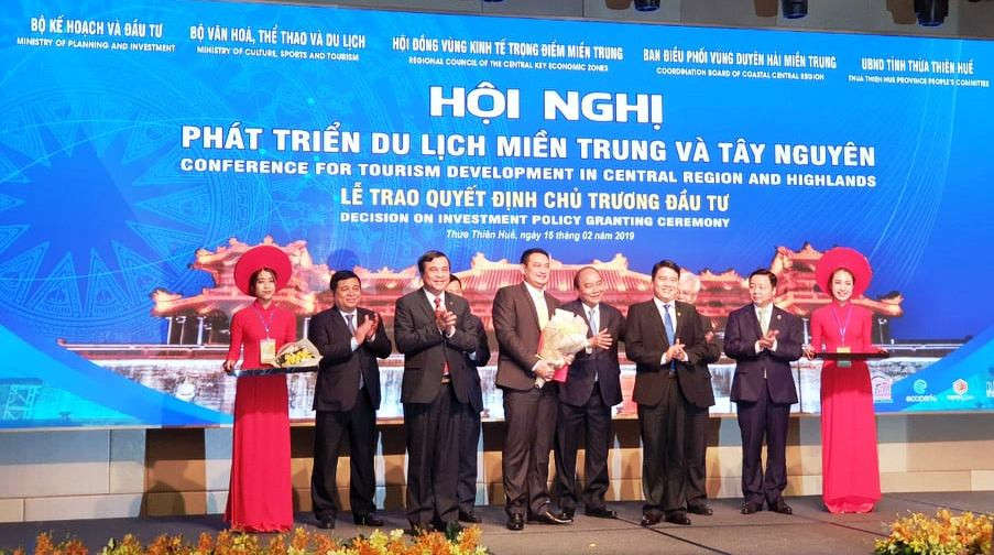 Đại diện Lãnh đạo Tập đoàn FVG vinh dự nhận quyết định chủ trương đầu tư Dự án Khu du lịch sinh thái Cổng Trời Đông Giang với sự chứng kiến của Thủ tướng Chính phủ Nguyễn Xuân Phúc