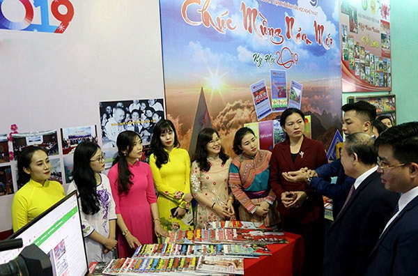 Các đại biểu tham quan các gian hàng trưng bày báo chí.