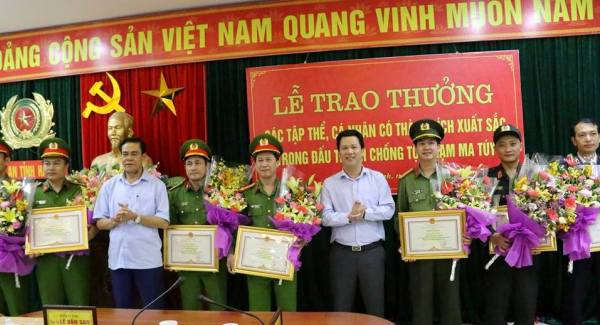 Chủ tịch UBND tỉnh Hà Tĩnh Đặng Quốc Khánh trao thưởng cho các đơn vị có thành tích xuất sắc trong việc tham gia phá án.