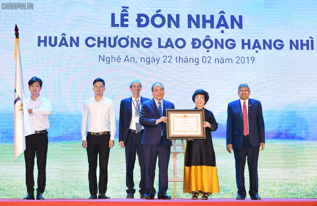 Thu tuong trao HCLD hang Nhi cho tap doan TH