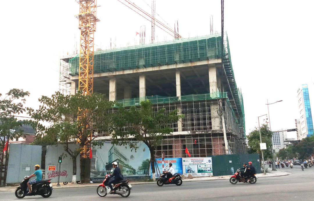 Công trình Goldland Plaza vẫn đang thi công dù có lệnh đình chỉ