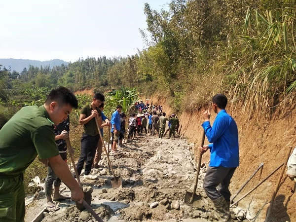 hơn 200 đoàn viên thanh niên trong huyện đã tham gia đổ bê tông hơn 400m đường nội bản