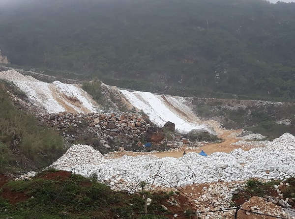 Tập kết đá hộc trắng ở xã Châu Quang (huyện Quỳ Hợp)