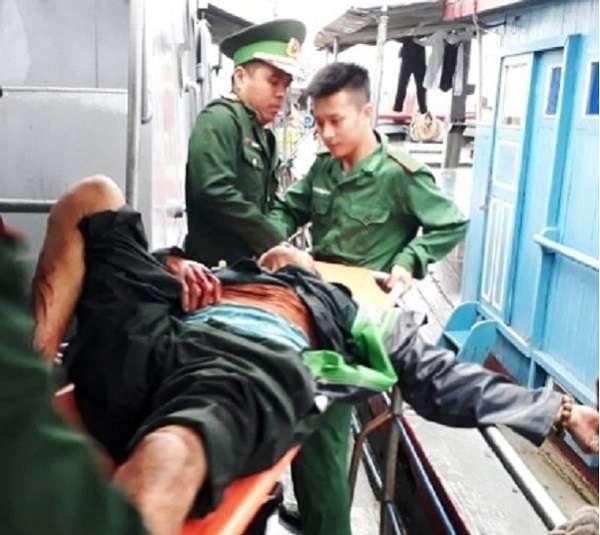 Bội đội biên phòng đang đưa các nạn nhân vào bờ cấp cứu