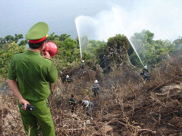 Công an thành phố chỉ đạo các đơn vị Cảnh sát PCCC chuẩn bị tốt các phương tiện, thiết bị kỹ thuật sẵn sàng tham gia chữa cháy và chỉ huy chữa cháy rừng khi có cháy rừng xảy ra