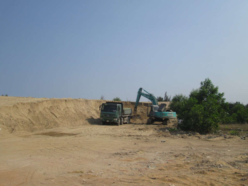 Sáng ngày 11/3/2019, ghi nhận PV tại hiện trường thì việc di dời rất chậm trễ, bãi cát khủng vẫn ngang nhiên tồn tại
